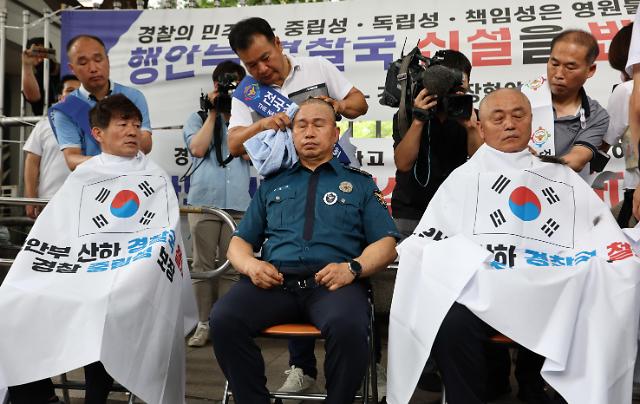 [포토] 경찰국 신설 반대 삭발하는 경찰들