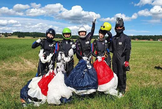 好消息！韩国女兵团队在跳伞锦标赛中夺冠！