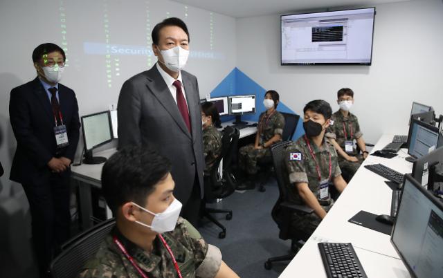 ​사이버 보안 인재 10만명 양성...민·관·군 합동 사이버 예비군도 만든다