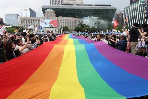 彩虹旗时隔3年首尔广场飘扬