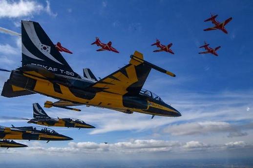 韩国“黑鹰”飞行队亮相英国皇家国际航空展