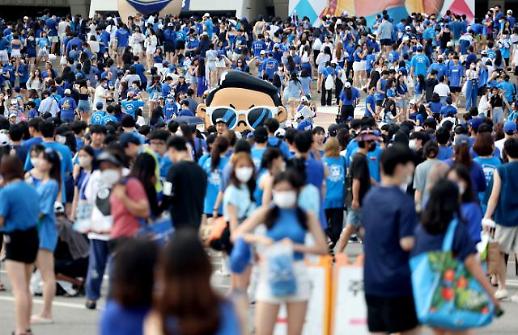 [아주 돋보기] 물낭비 논란에 추락사까지…말 많은 싸이 흠뻑쇼