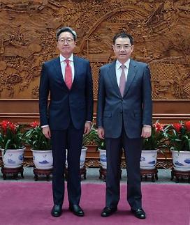 韩国新任驻华大使郑在浩会见中国外长助理吴江浩