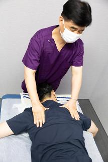 ​[로펌 라운지]해외연수는 기본, 안마사 상주하며 마사지까지..변호사 로열티 꾀하는 로펌들