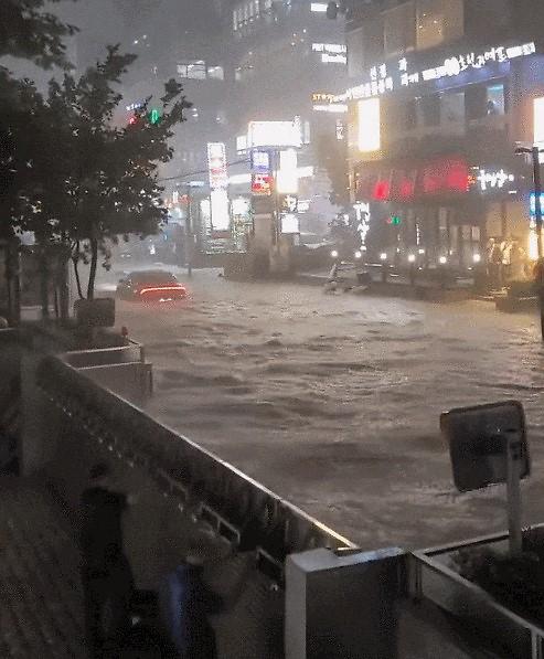 서울 물폭탄] 강남 폭우 막아내는 '기적의 빌딩'...댐인가 누리꾼 극찬 | 아주경제