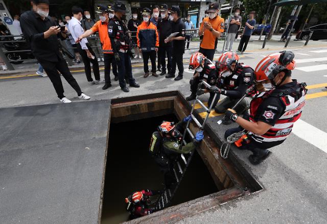 [서울 물폭탄] 서초구 실종 남성 1명, 맨홀서 숨진 채 발견