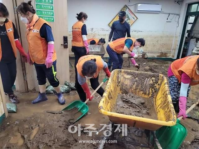 집중호우 피해 복구현장, 힘을 보태는 자원봉사자들