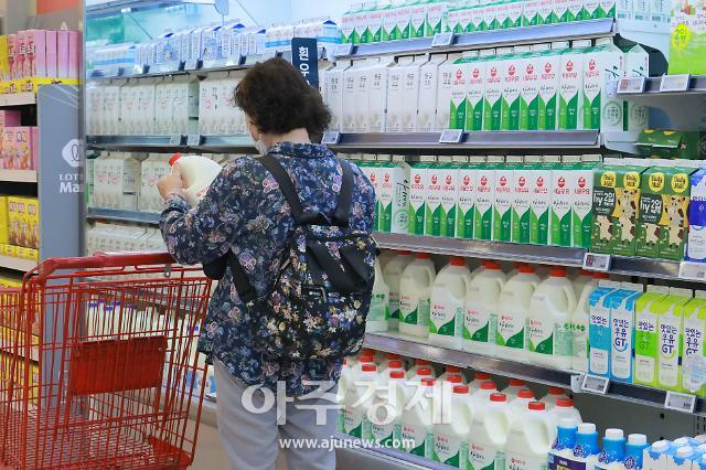 평행선 논의에 불붙은 우유값 갈등...밀크플레이션 현실화하나