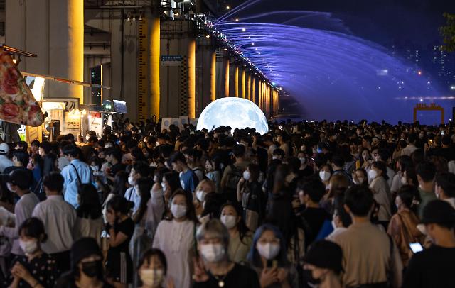 “月光夜市”庆典时隔三年重启 汉江公园被挤爆市民堵"哭"