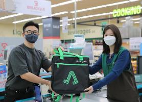 Convenience store franchise GS25 reduces 522 tons of CO2 through on-foot delivery service