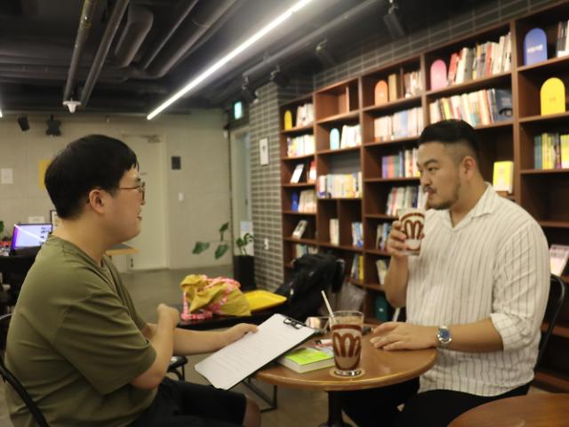 [김호이의 사람들] 소설가 박상영 작가가 마이너리티의 인물들을 소재로 글을 쓰는 이유 