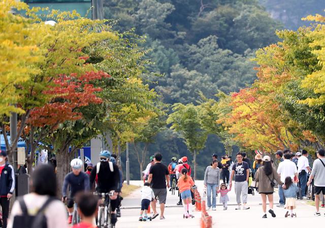 韩国时隔1年多户外全面告别口罩 逾九成民众已获新冠抗体