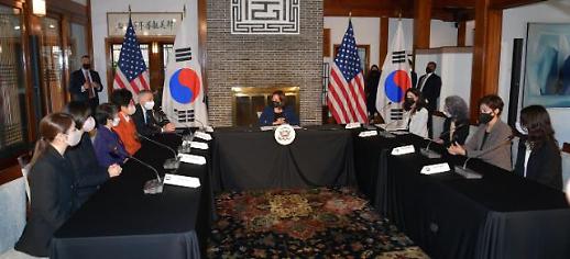 美国副总统与韩女性领袖座谈