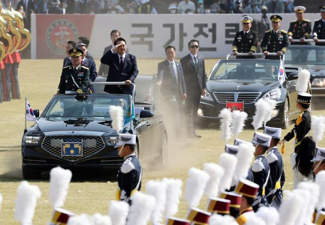 [포토] 국군의날 기념식 열병하는 윤석열 대통령
