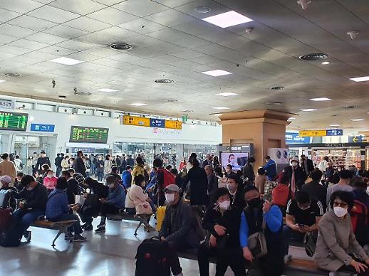 [李 특검·민심 르포]① 서울역 시민들 특검 하든 안 하든 진실 투명하게 밝혀야