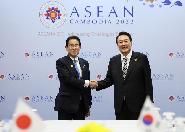 韩日领导人在柬埔寨举行会谈 共商修复两国关系方案