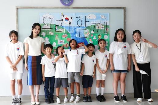 金建希访问巴厘岛韩国学校