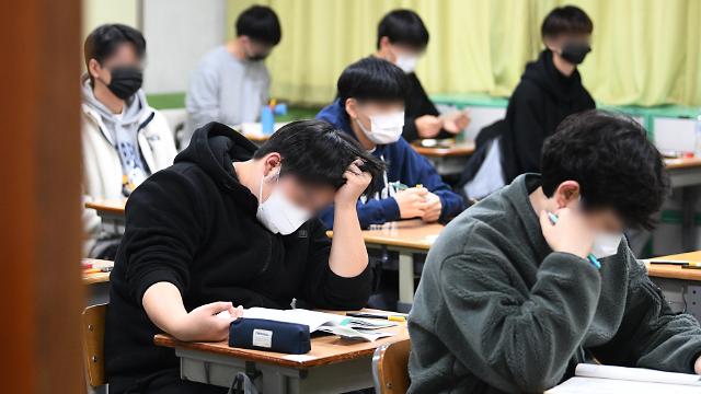 韩国举办疫情下第三场高考 复习生比重上升应届生减少