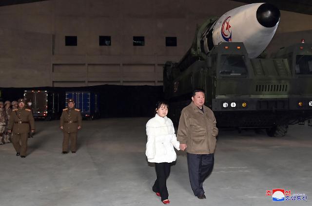 朝鲜成功试射"火星-17"洲际弹道导弹 金正恩携爱女现场观摩