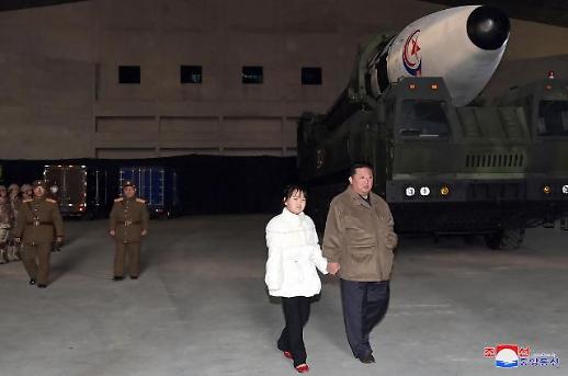 朝鲜成功试射火星-17洲际弹道导弹 金正恩携爱女现场观摩