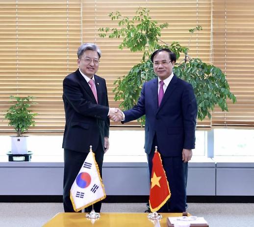 Thứ trưởng Bộ Đất đai Cơ sở hạ tầng và Giao thông Hàn Quốc hội đàm với Thứ trưởng Bộ Xây dựng Việt Nam