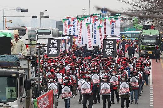 建筑工会举行集会呼吁政府立法
