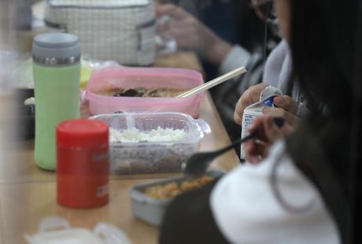 韩国学校非正式工总罢工 各地学校食堂暂停供餐