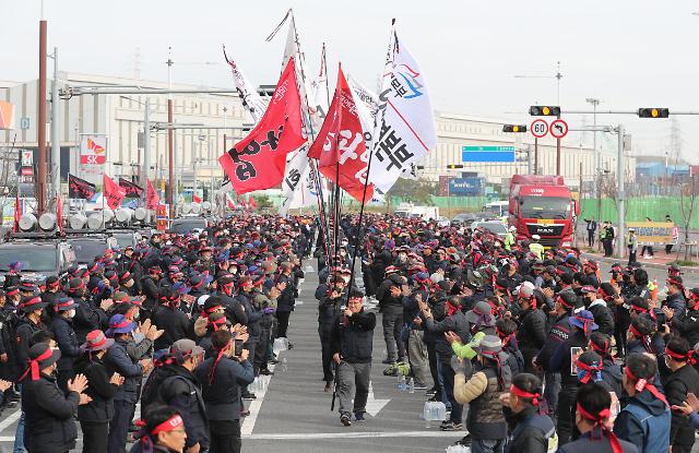 韩政府考虑下达开工令叫停货运工会罢工