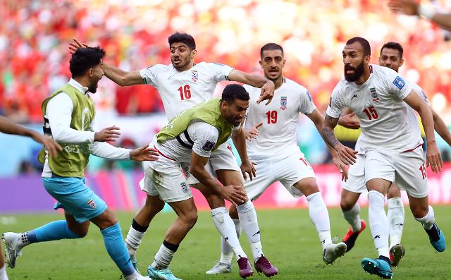 ​[카타르 월드컵] 골 폭죽 잉글랜드, 이란에 6-2 대승…사카 2골