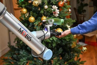 Hyundai Mobis demonstrates self-driving cooperative robots at factory in southern port city