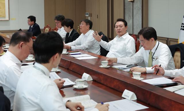 尹, 화물연대 파업에 업무개시명령 발동 국무회의 주재
