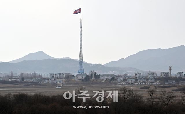 [포토] 인공기 펄럭이는 북한 기정동 마을