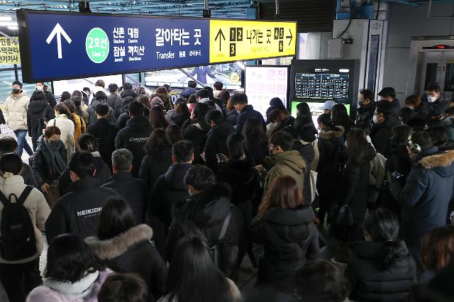 [아주 돋보기] 한파 속 지하철 파업 돌입…엇갈리는 민심