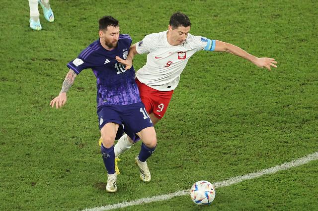 ​[카타르 월드컵]메시 PK 실축에도 아르헨, 폴란드 제압...폴란드 골 득실로 극적 16강행