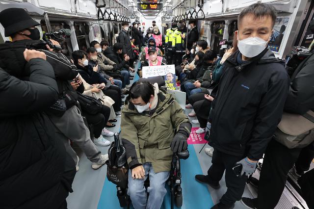 [포토] 전장연, 국제 장애인의 날 앞두고 지하철 탑승 시위