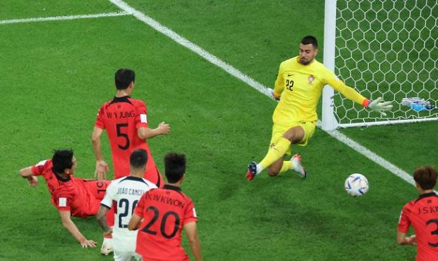 [카타르 월드컵] 한국, 포르투갈과 전반전 1-1 종료…호날두 몸 맞고 '김영권 골'