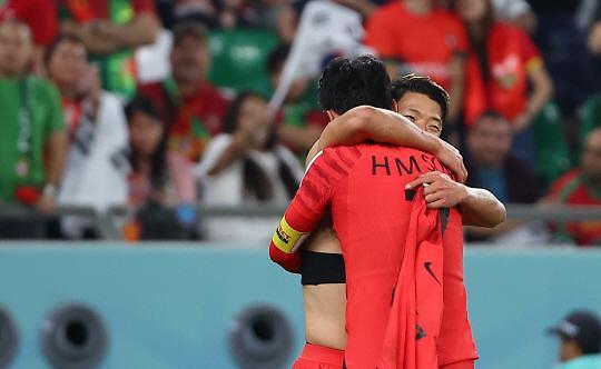 [카타르 월드컵] 한국, 극적인 역전승으로 16강행…손흥민 도움으로 '황희찬 결승골'