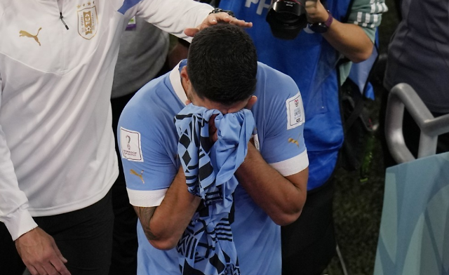 [카타르 월드컵] 마지막 웃은 자는 한국…우루과이, 역전승 전해지자 눈물까지