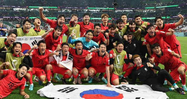 [카타르 월드컵] 한국 축구, 드라마틱한 역전승으로 16강...외신도 대표팀 주목 