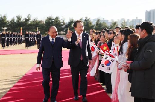 尹锡悦在龙山总统府为阮春福举行欢迎仪式