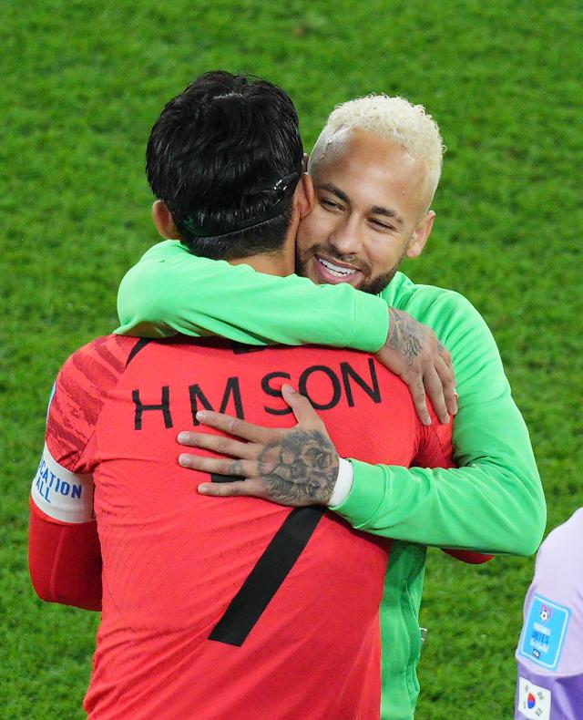 [카타르 월드컵] 캡틴조로 손흥민, 브라질 네이마르·하피냐 등과 포옹