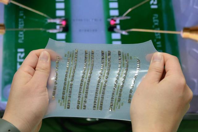 Researchers develop elastic semiconductor technology for stretchable displays