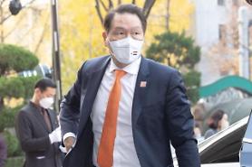 SK Group chairman Chey secures legal approval to divorce wife