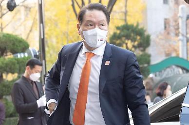 SK Group chairman Chey secures legal approval to divorce wife