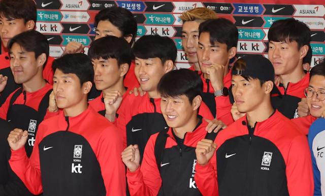[슬라이드 뉴스｜카타르 월드컵] 환호 속 도착한 한국 대표팀