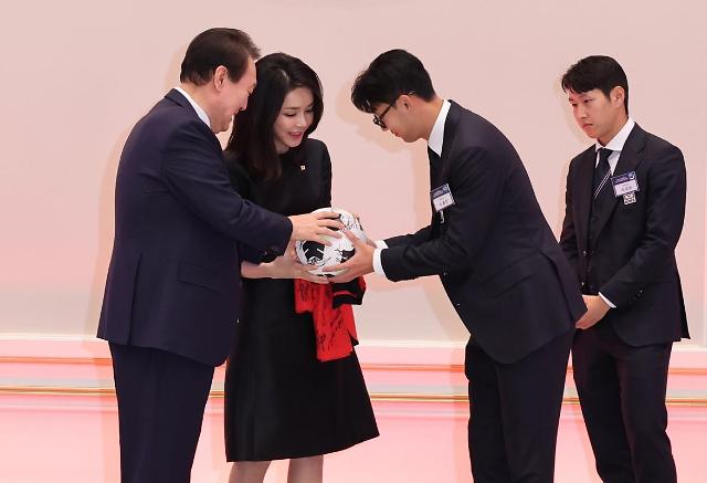 [슬라이드 뉴스｜카타르 월드컵] 덕분에 하나 尹, 한국 대표팀 만났다