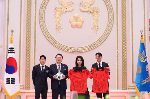 总统夫妇获赠国足礼物