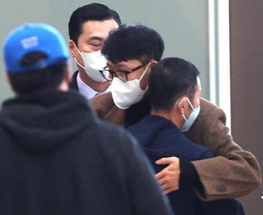 孙兴慜机场与父道别返回热刺