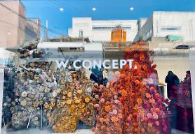 Shinsegaes online fashion platforms art gallery-like offline store captivates young shoppers