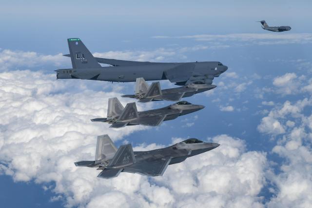 美F-22战机和B-52H轰炸机抵韩参加韩美联演